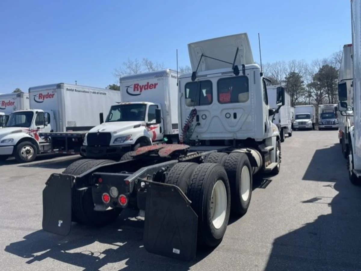 2018 Freightliner Cascadia - image 4