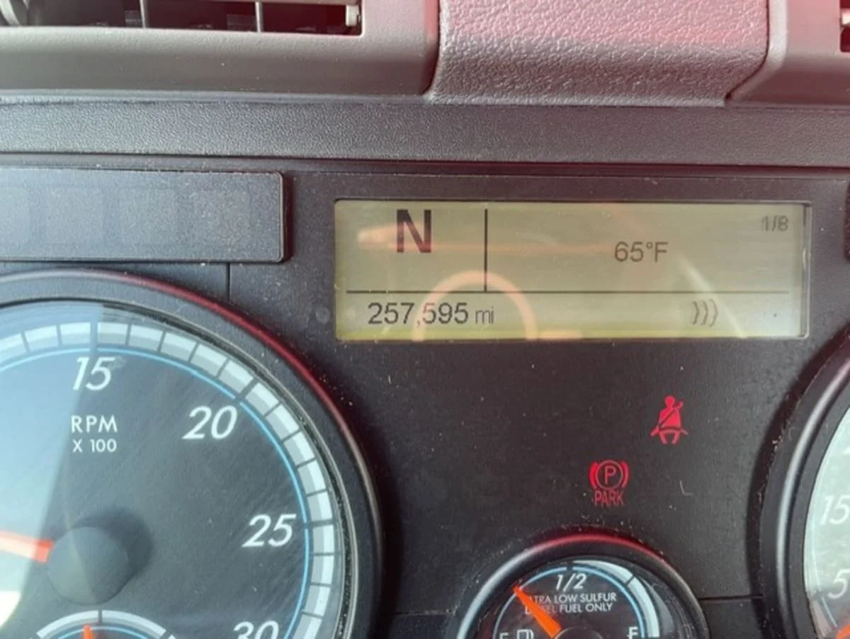 2018 Freightliner Cascadia - image 9