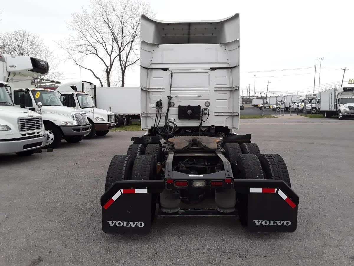 2020 Volvo VNR 640 in La Vergne, TN — photo 5