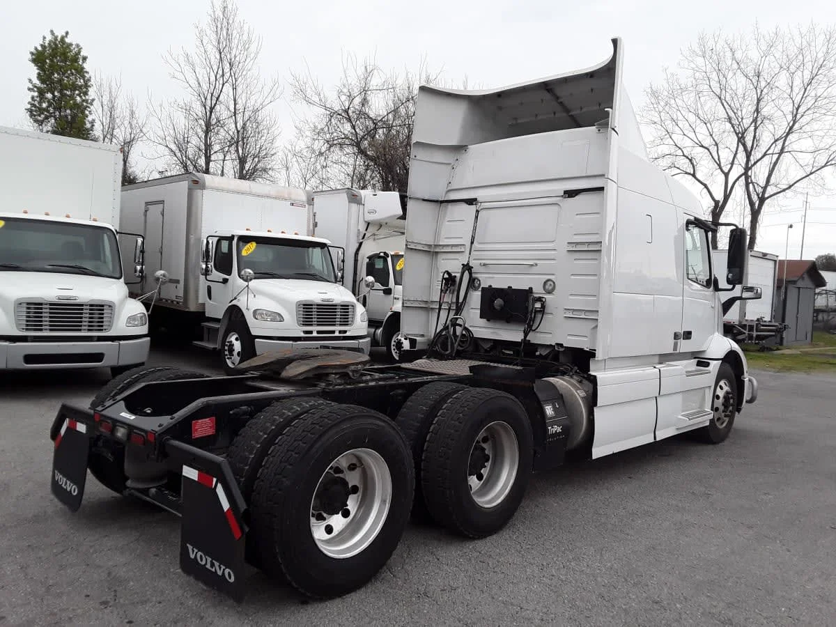 2020 Volvo VNR 640 in La Vergne, TN — photo 4