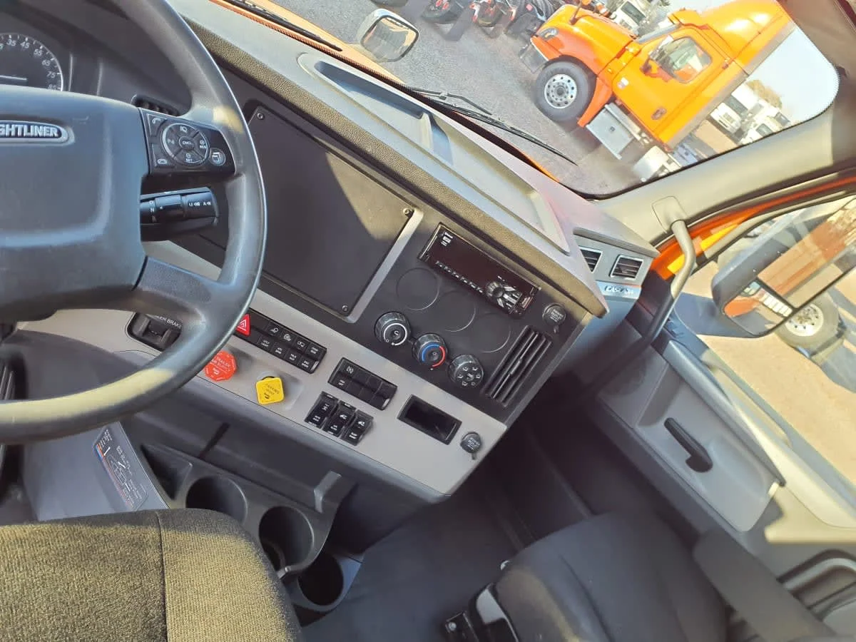 2019 Freightliner Cascadia - image 7