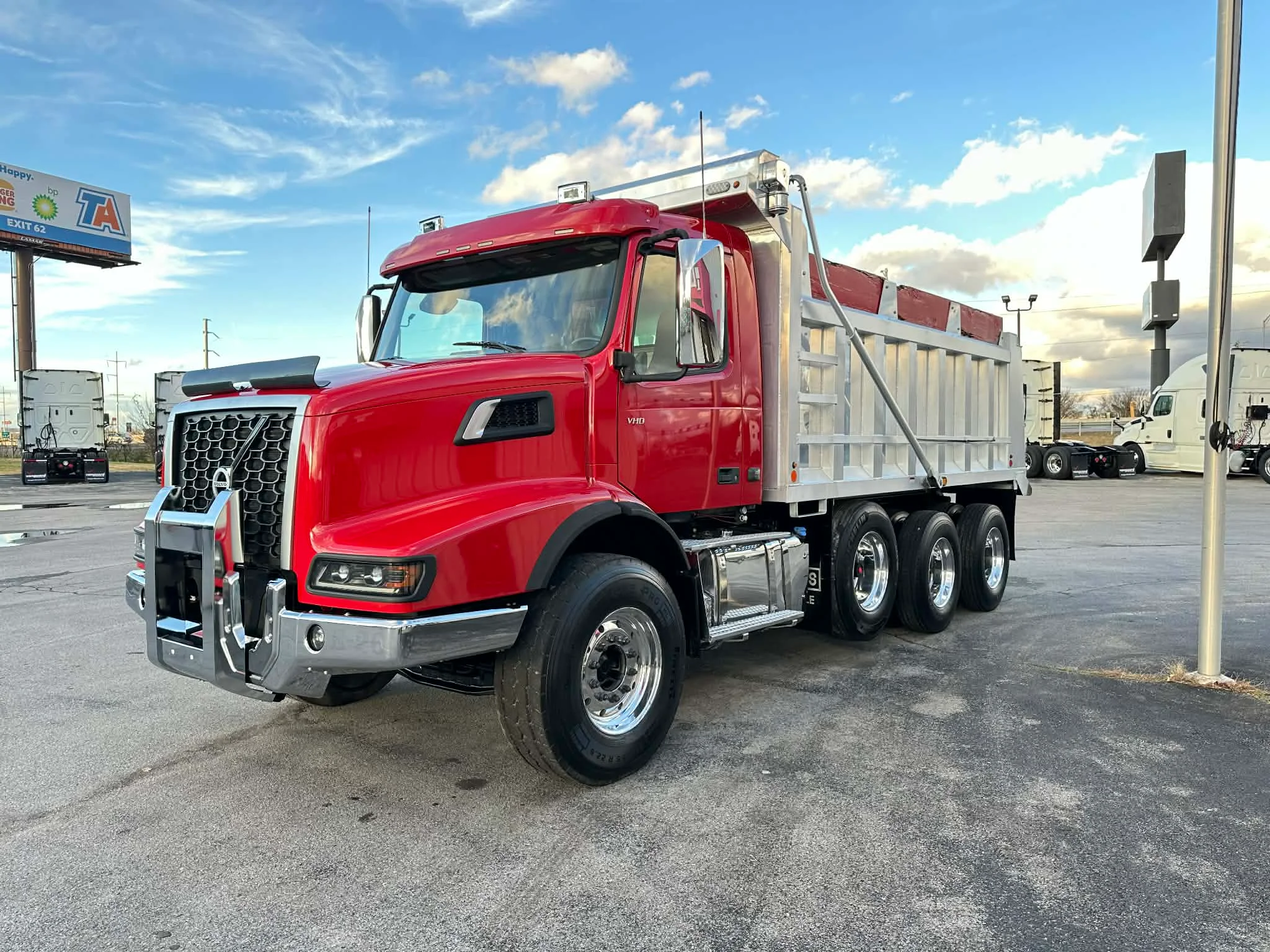 2023 Volvo - image 3