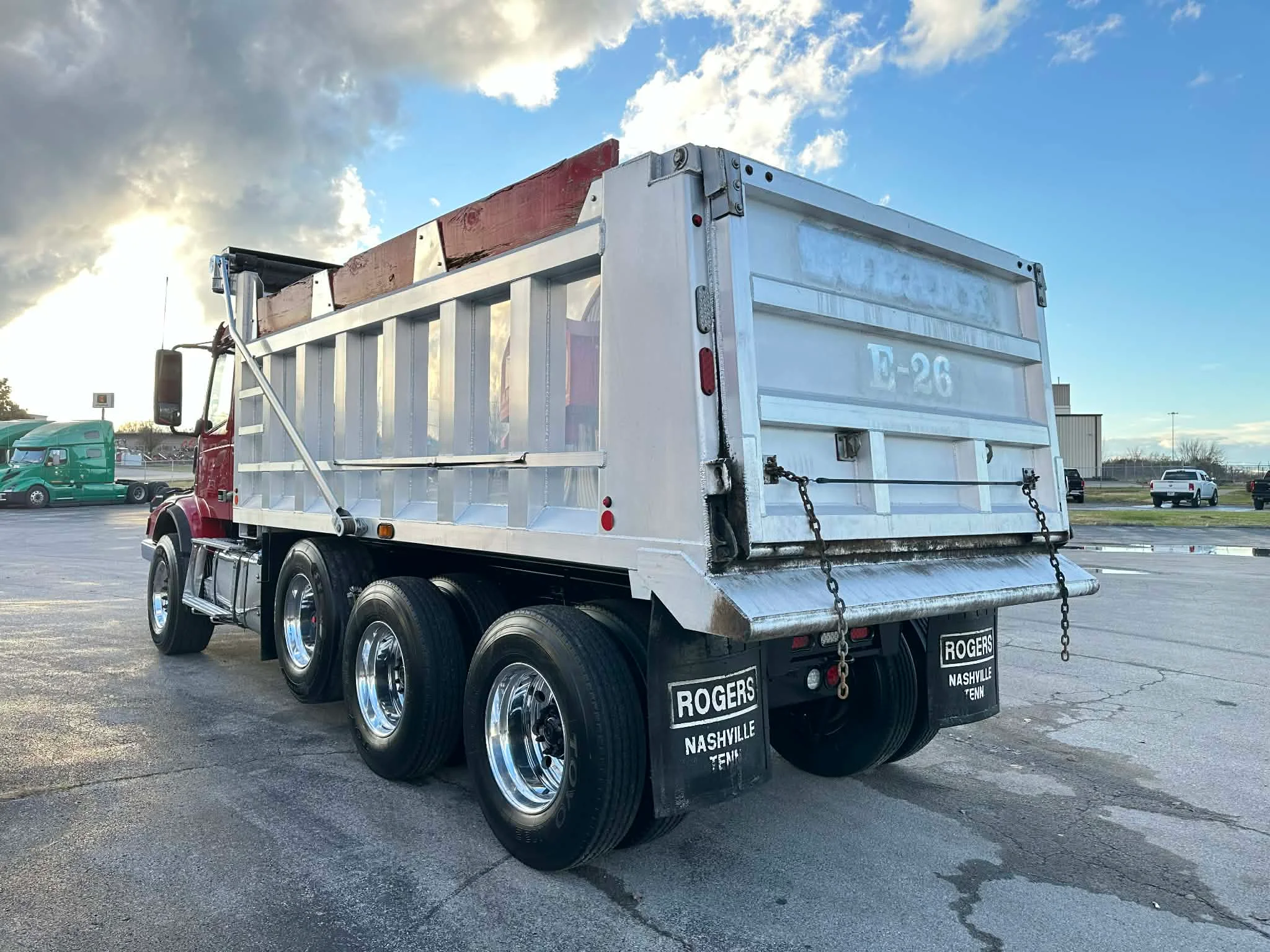 2023 Volvo - image 4