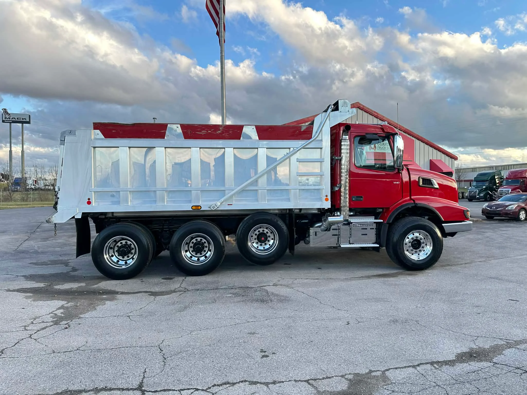 2023 Volvo - image 7