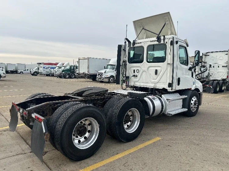 2020 Freightliner Cascadia in Allen Park, MI — photo 7