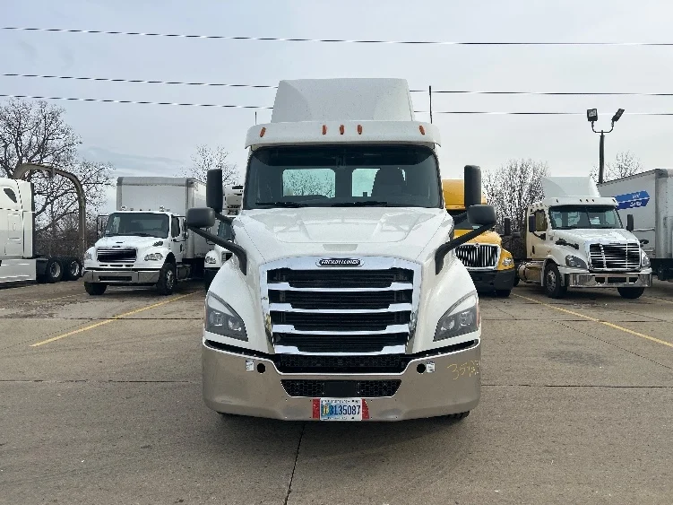 2020 Freightliner Cascadia in Allen Park, MI — photo 2