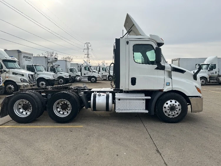 2020 Freightliner Cascadia in Allen Park, MI — photo 8