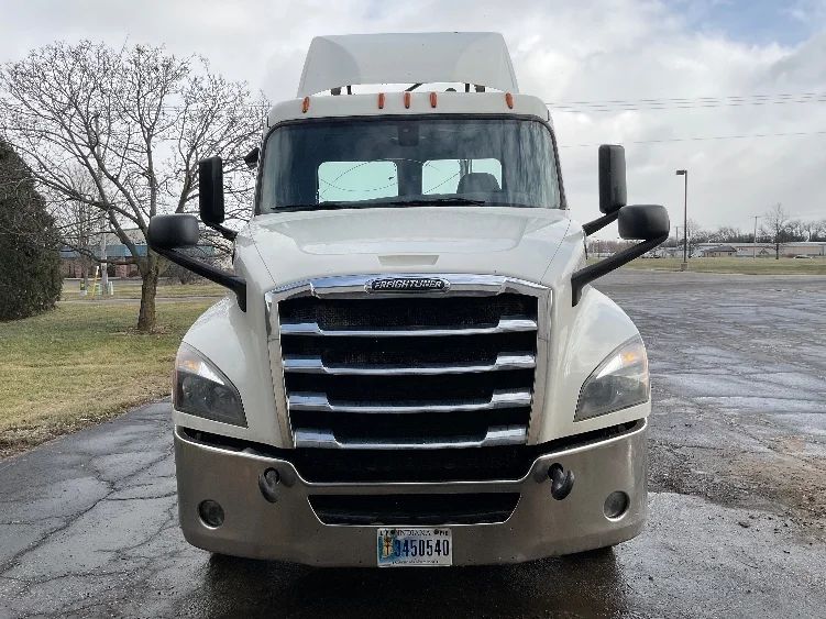 2019 Freightliner Cascadia - image 2