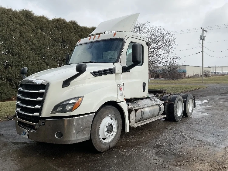2019 Freightliner Cascadia - image 3