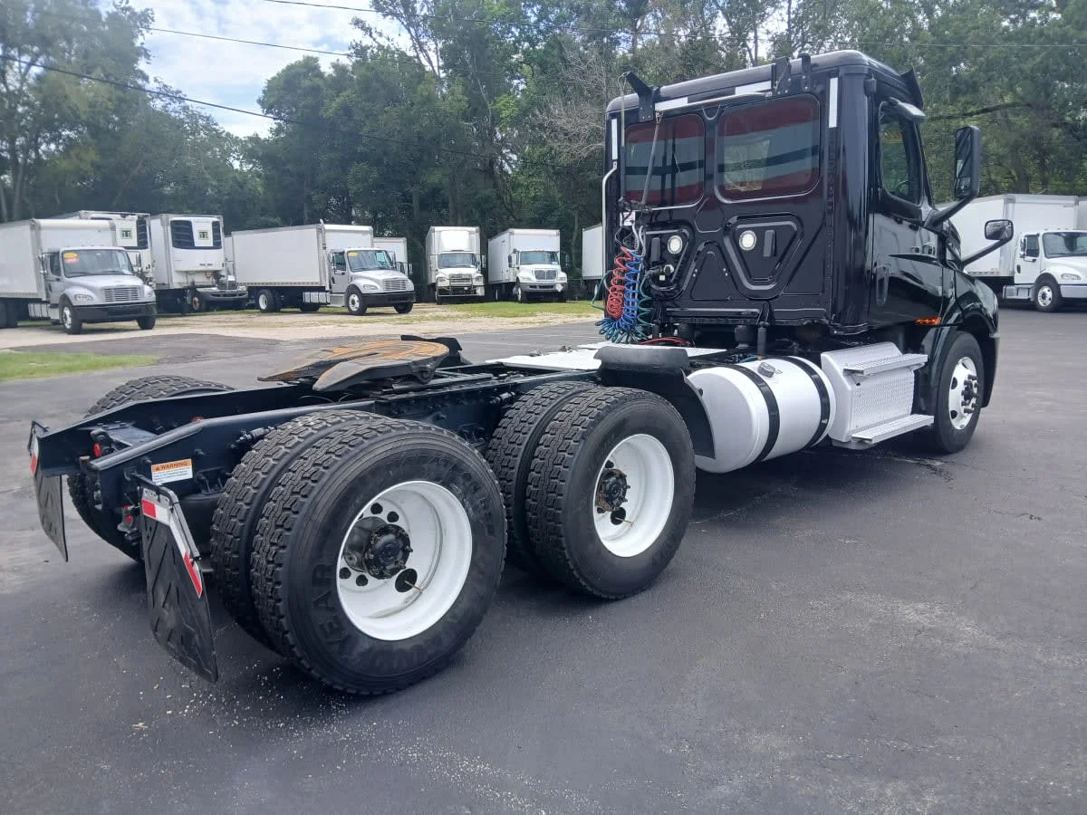 2020 Freightliner Cascadia in Jacksonville, FL — photo 4