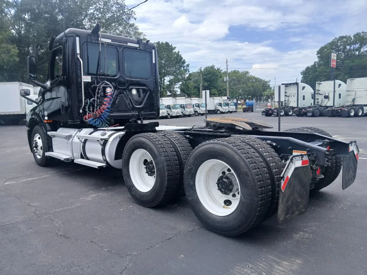 2020 Freightliner Cascadia in Jacksonville, FL — photo 6
