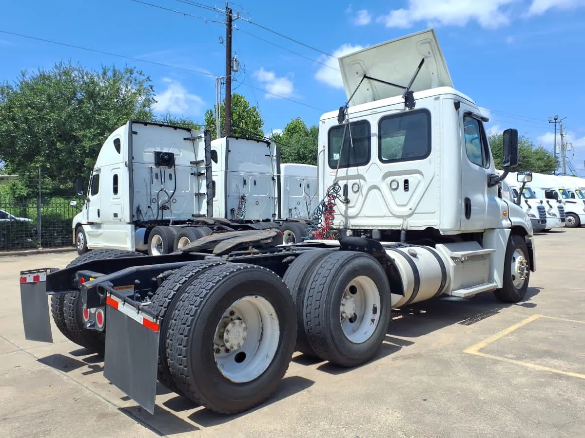 2019 Freightliner Cascadia in Houston, TX — photo 4
