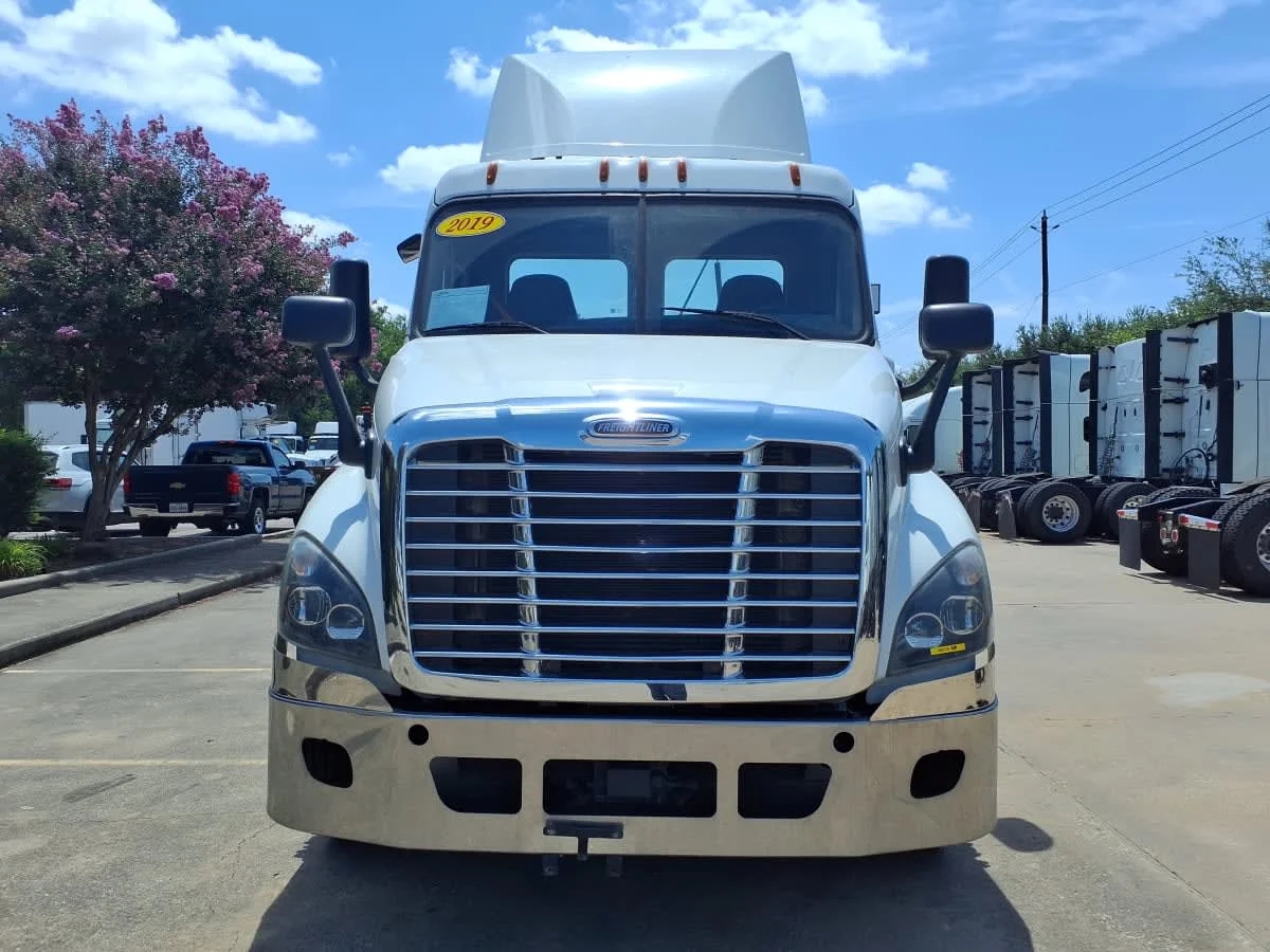 2019 Freightliner Cascadia in Houston, TX — photo 2