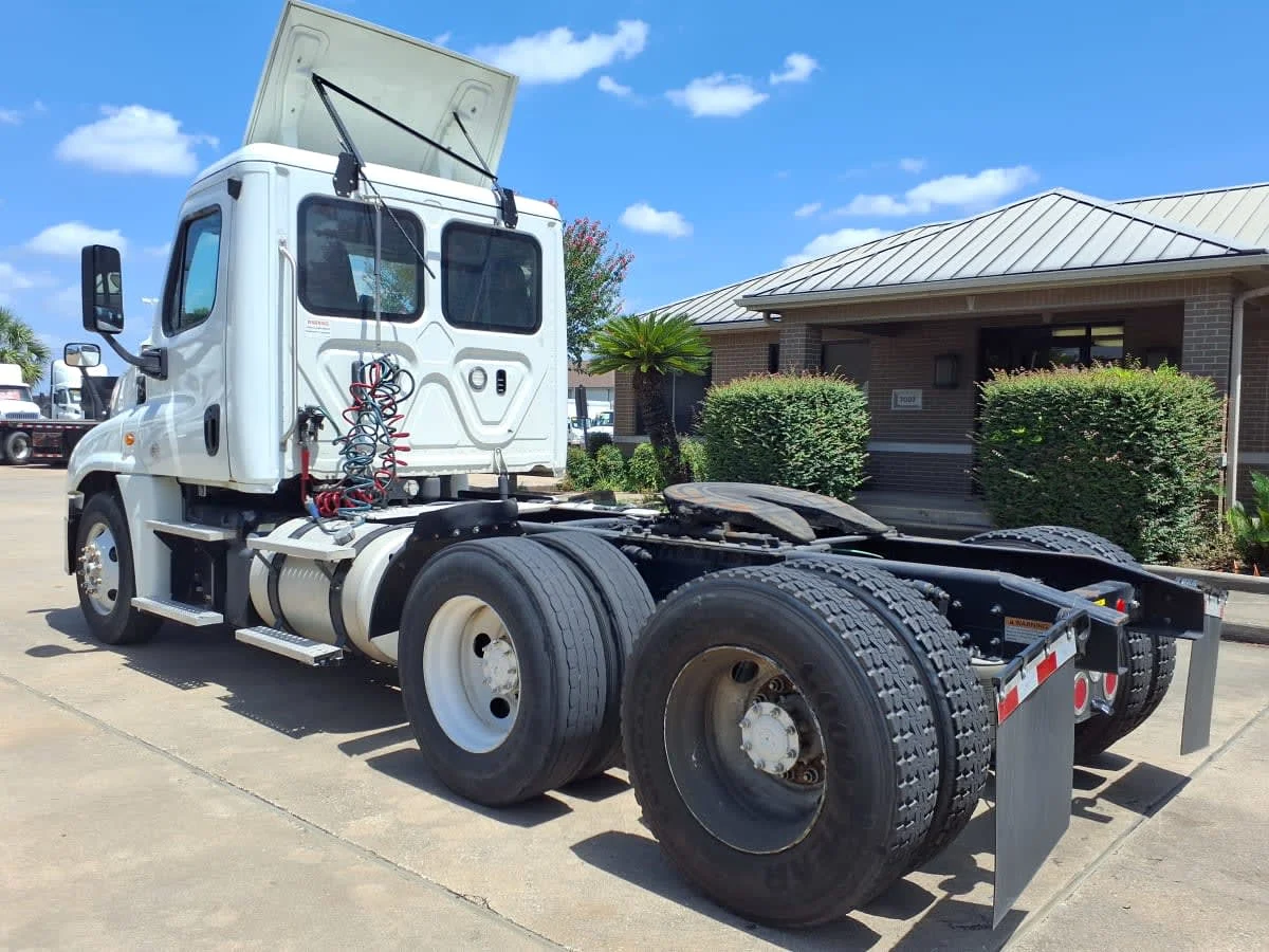 2019 Freightliner Cascadia in Houston, TX — photo 6