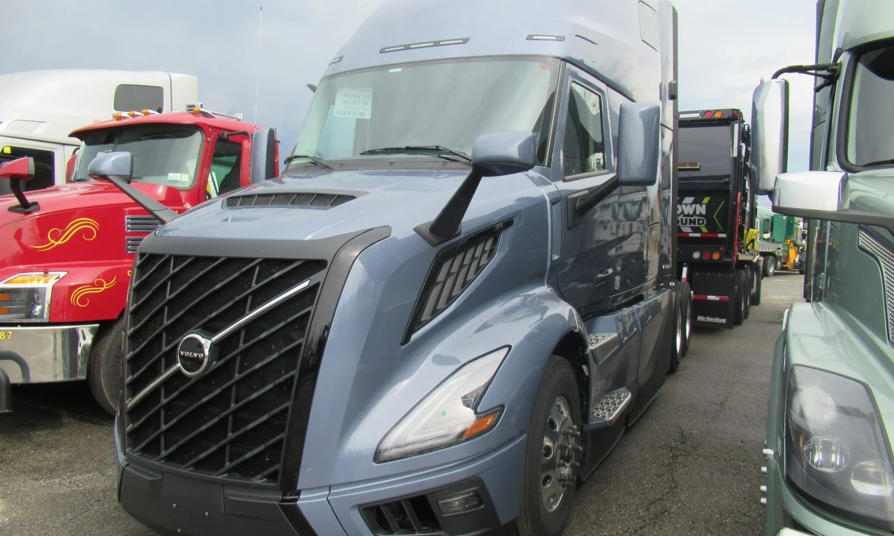 2027 Volvo VNL 860 in Rochester, NY — photo 2