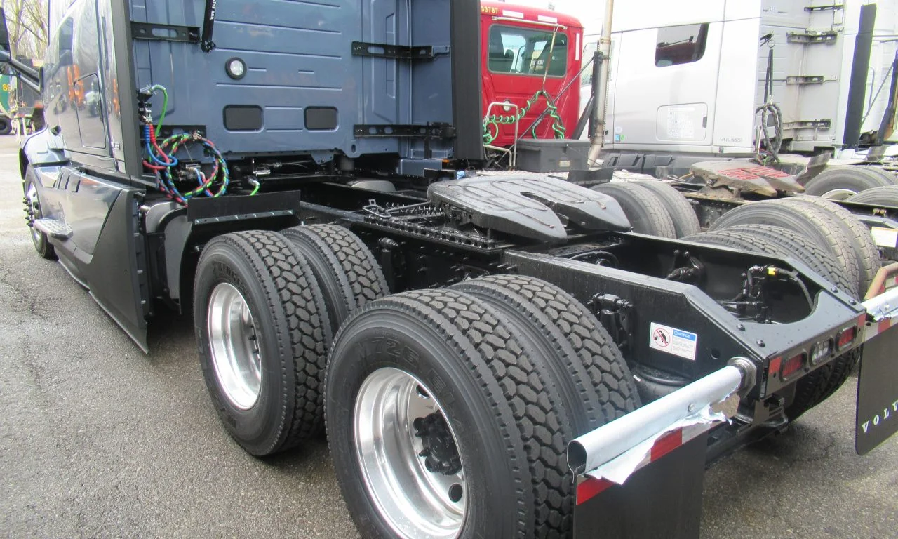 2027 Volvo VNL 860 in Rochester, NY — photo 3