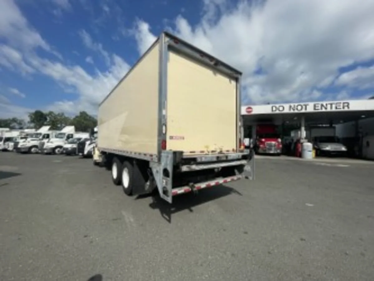 2017 Freightliner M2 106 - image 5