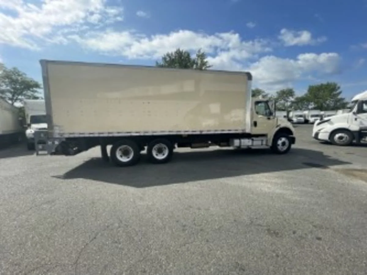 2017 Freightliner M2 106 - image 4