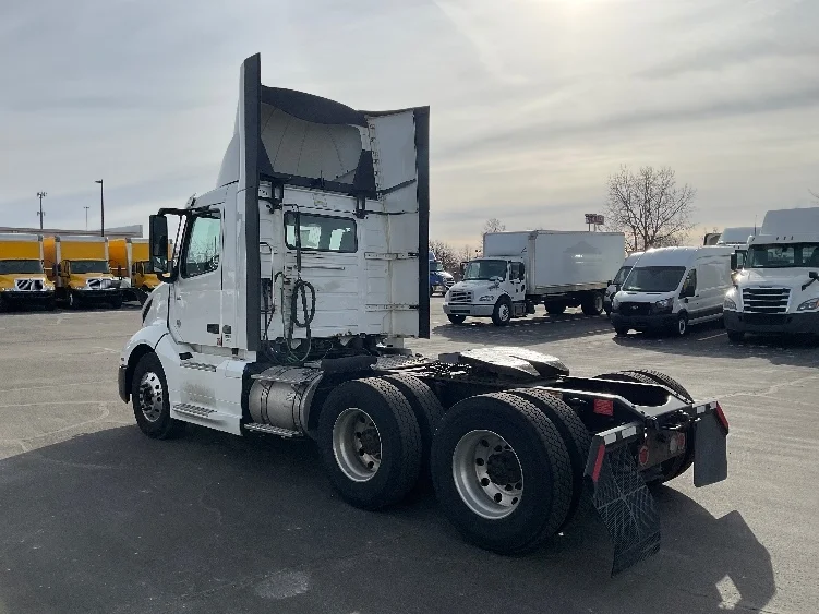 2019 Volvo VNL 300 - image 5