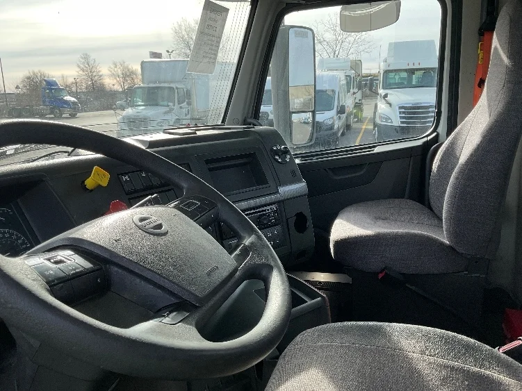 2019 Volvo VNL 300 - image 10