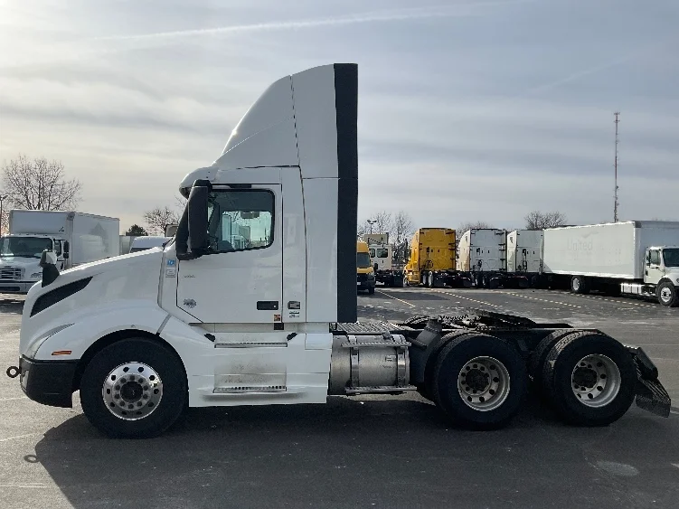 2019 Volvo VNL 300 - image 4