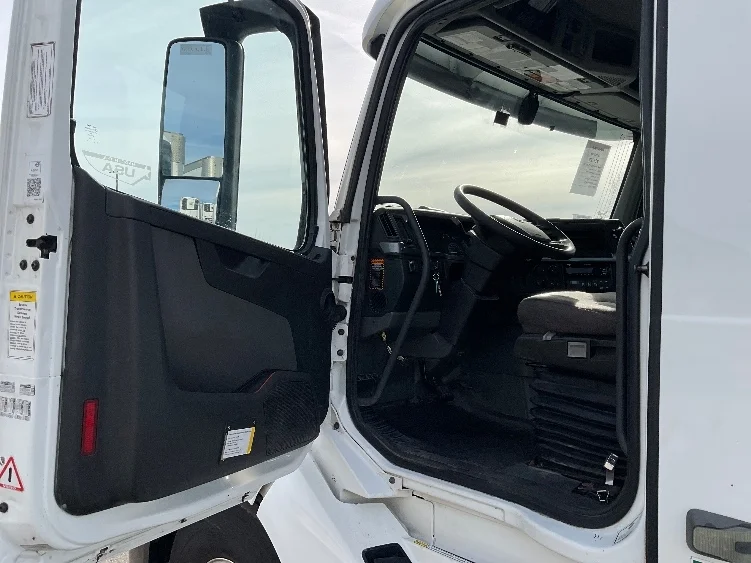 2019 Volvo VNL 300 - image 9