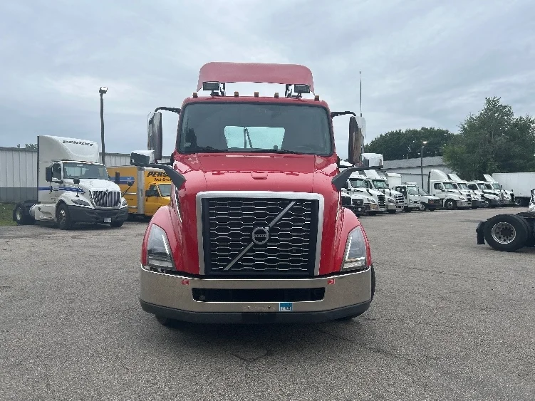 2022 Volvo VNL 300 in Kearny, NJ — photo 2