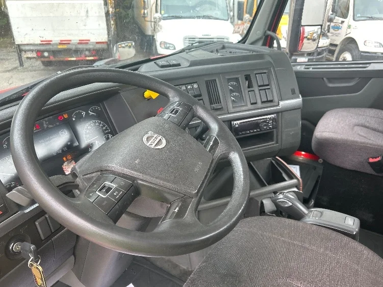 2022 Volvo VNL 300 in Kearny, NJ — photo 10
