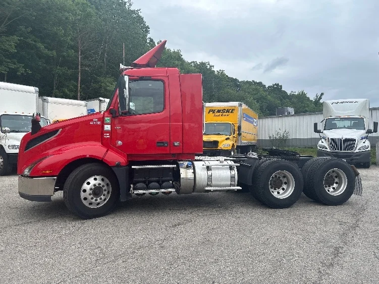 2022 Volvo VNL 300 in Kearny, NJ — photo 4