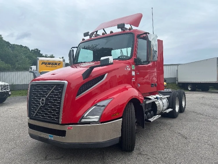 2022 Volvo VNL 300 in Kearny, NJ — photo 3