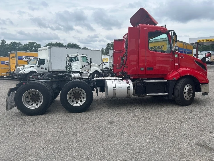 2022 Volvo VNL 300 in Kearny, NJ — photo 8