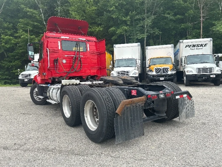 2022 Volvo VNL 300 in Kearny, NJ — photo 5