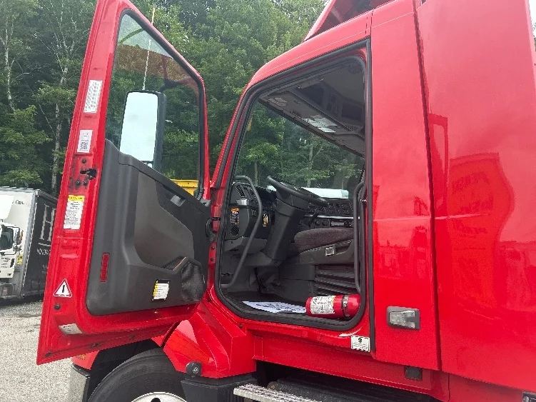 2022 Volvo VNL 300 in Kearny, NJ — photo 9
