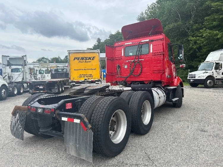 2022 Volvo VNL 300 in Kearny, NJ — photo 7