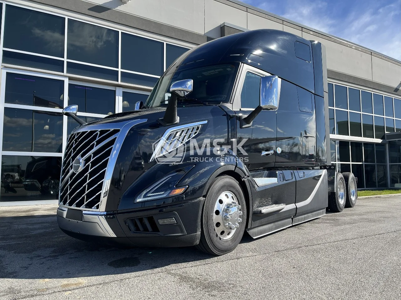 2026 Volvo VNL 860 in Pendleton, IN