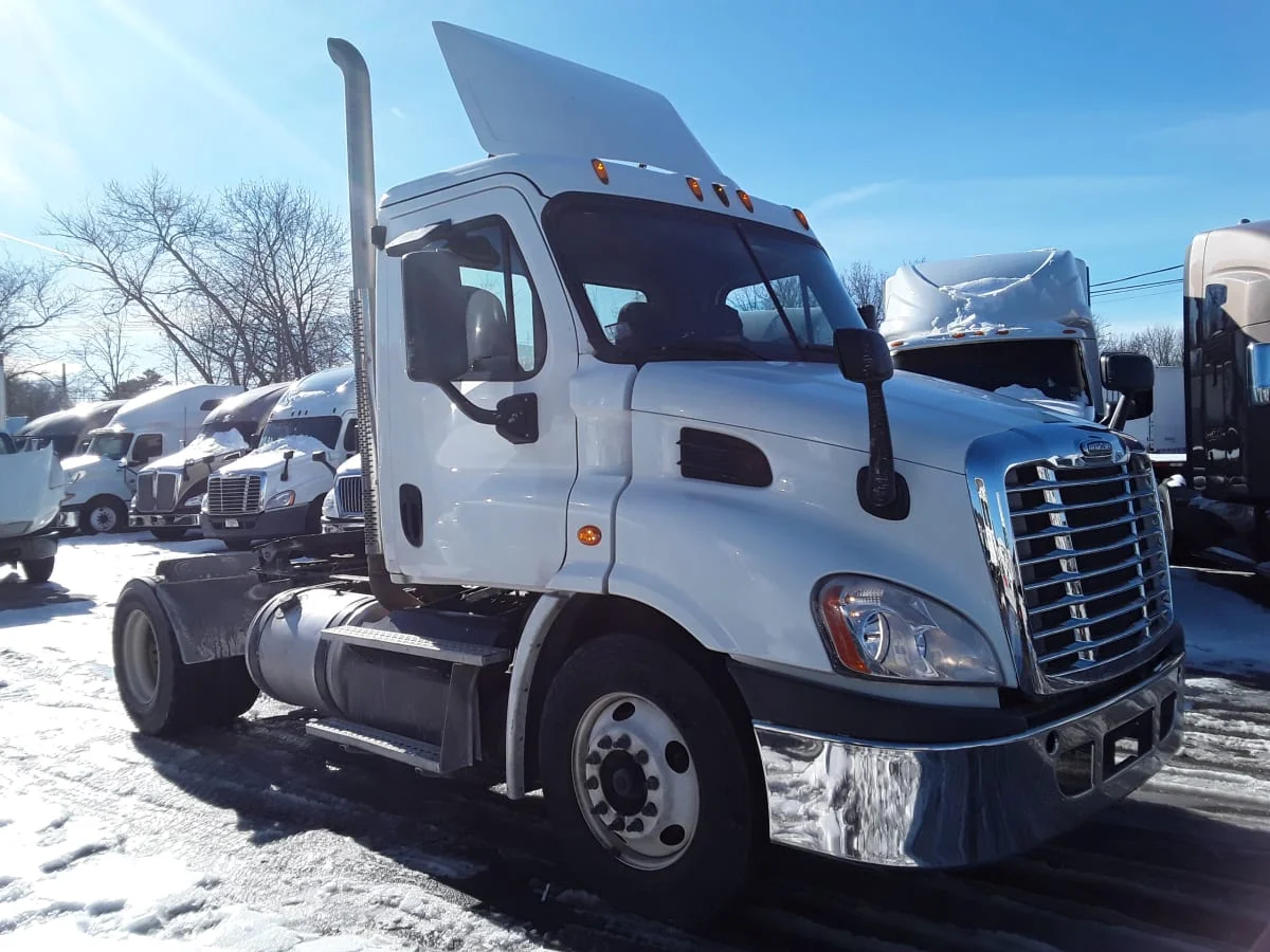2015 Freightliner Cascadia in Salisbury, MA — photo 3