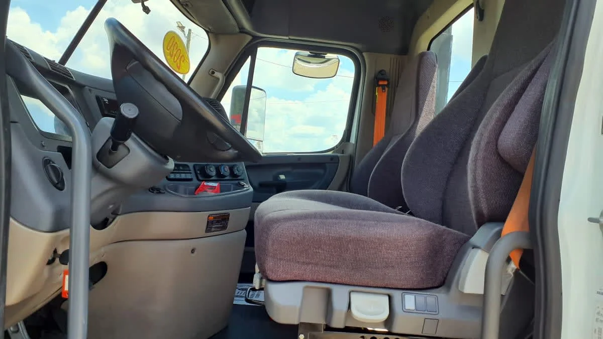 2020 Freightliner Cascadia in Birmingham, AL — photo 7