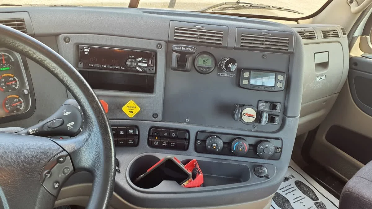 2020 Freightliner Cascadia in Birmingham, AL — photo 12