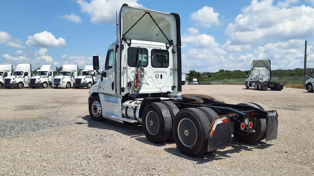 2020 Freightliner Cascadia in Birmingham, AL — photo 6