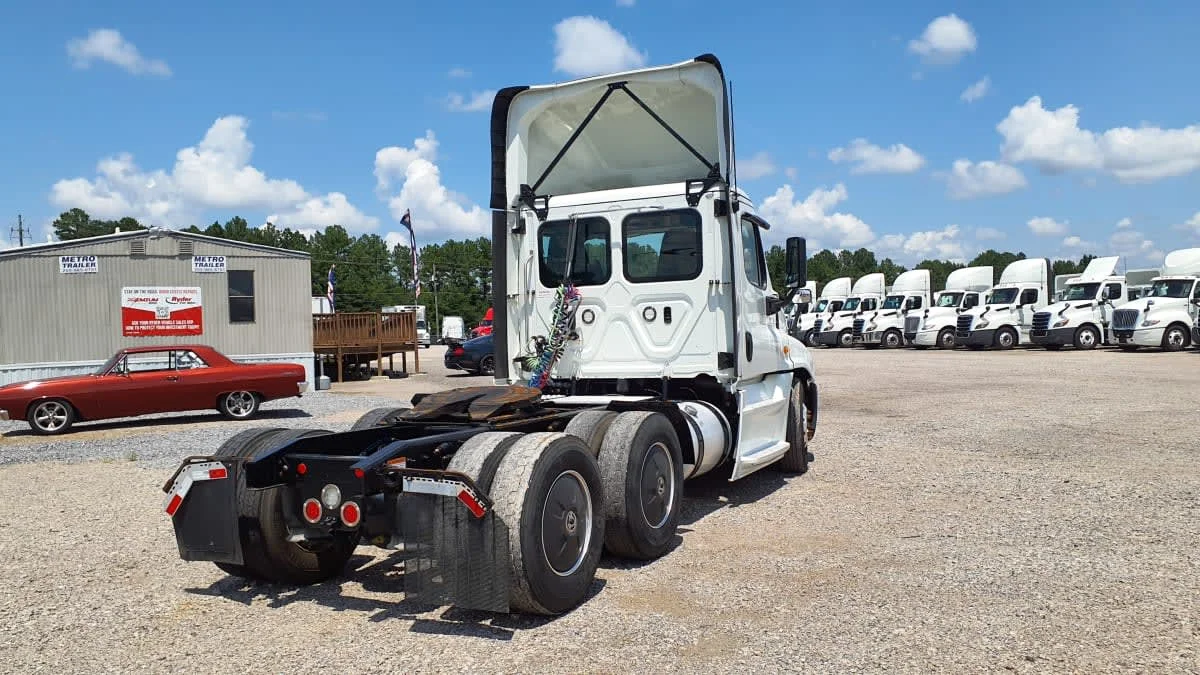 2020 Freightliner Cascadia in Birmingham, AL — photo 4