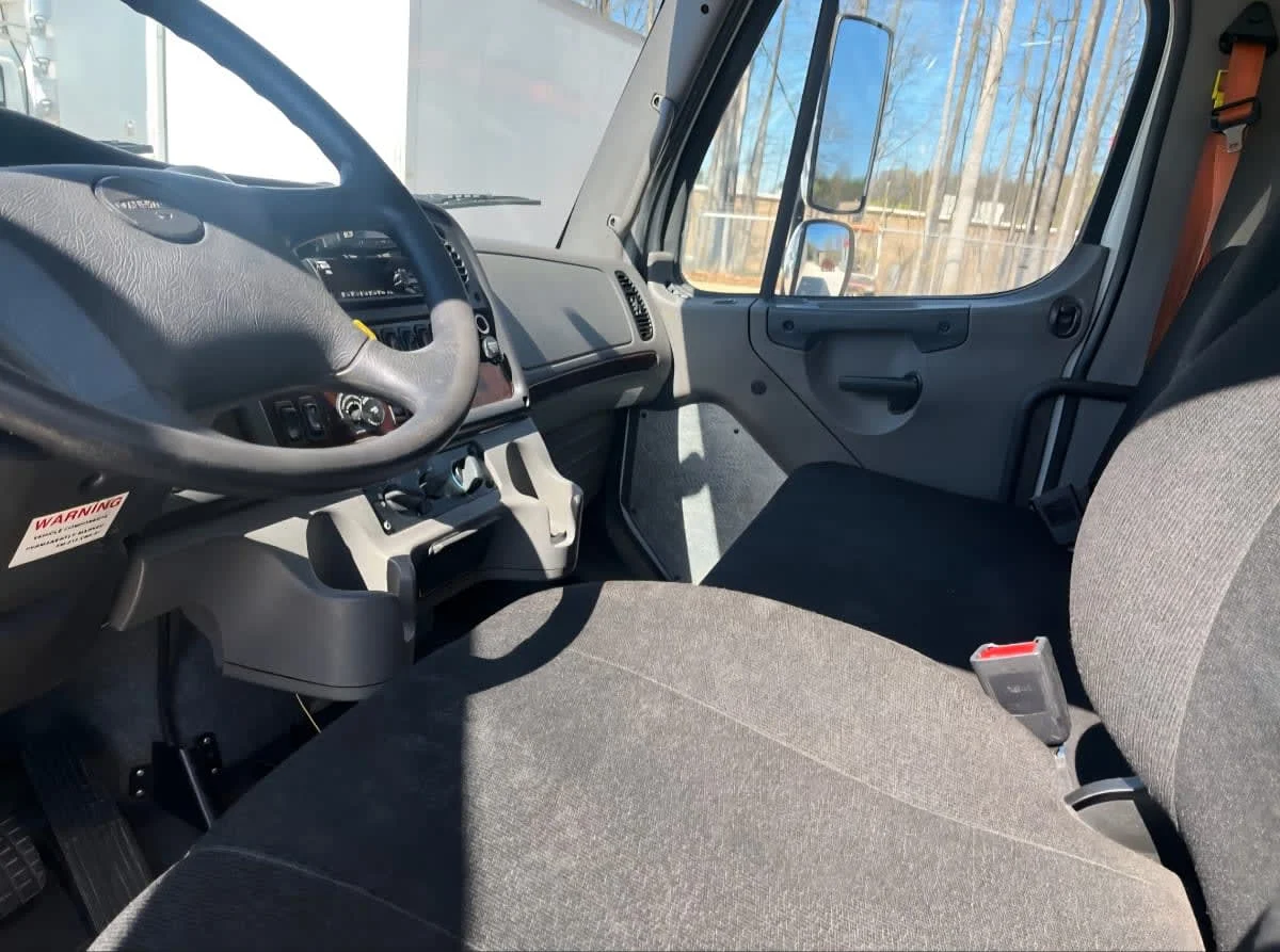 2020 Freightliner M2 106 - image 7