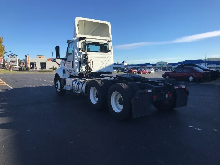 2018 International LT - image 5