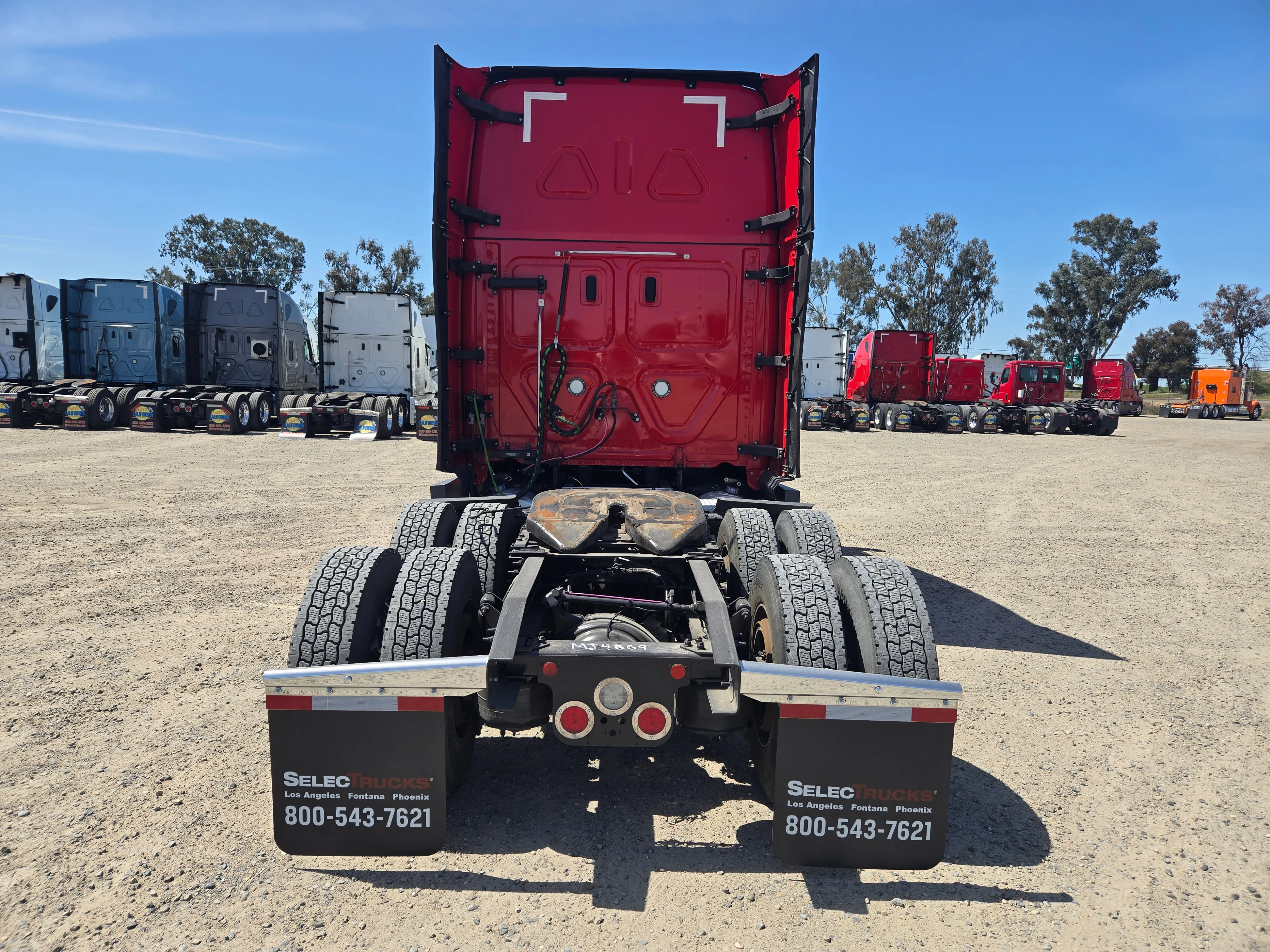 2021 Freightliner Cascadia in Fresno, CA — photo 5