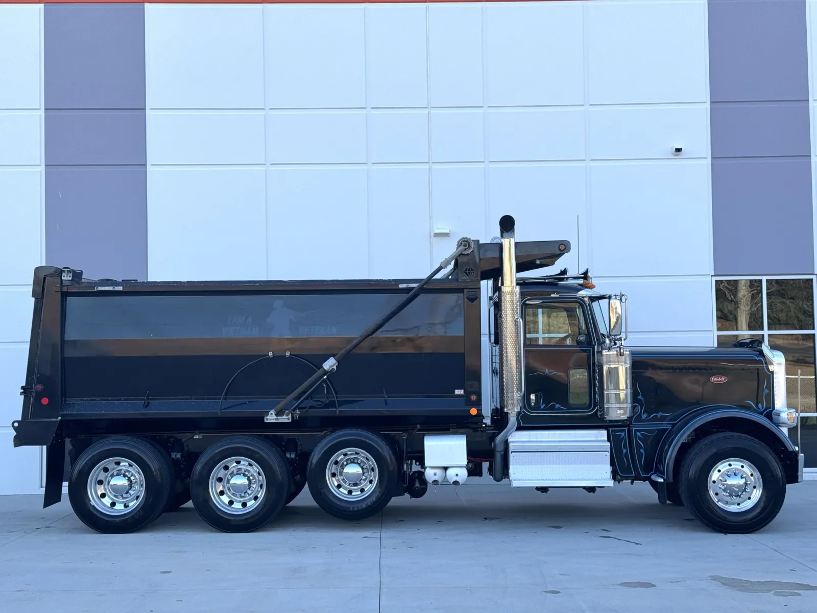 2022 Peterbilt 389 - image 4