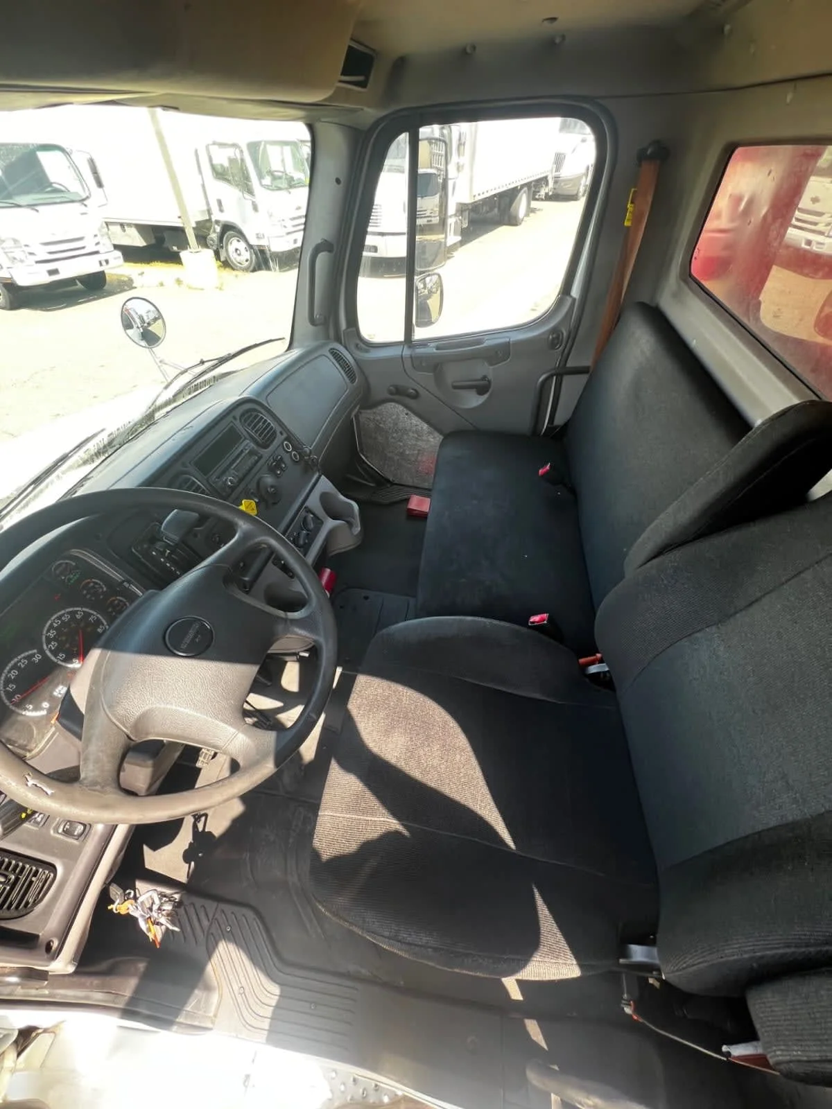 2017 Freightliner M2 106 - image 7