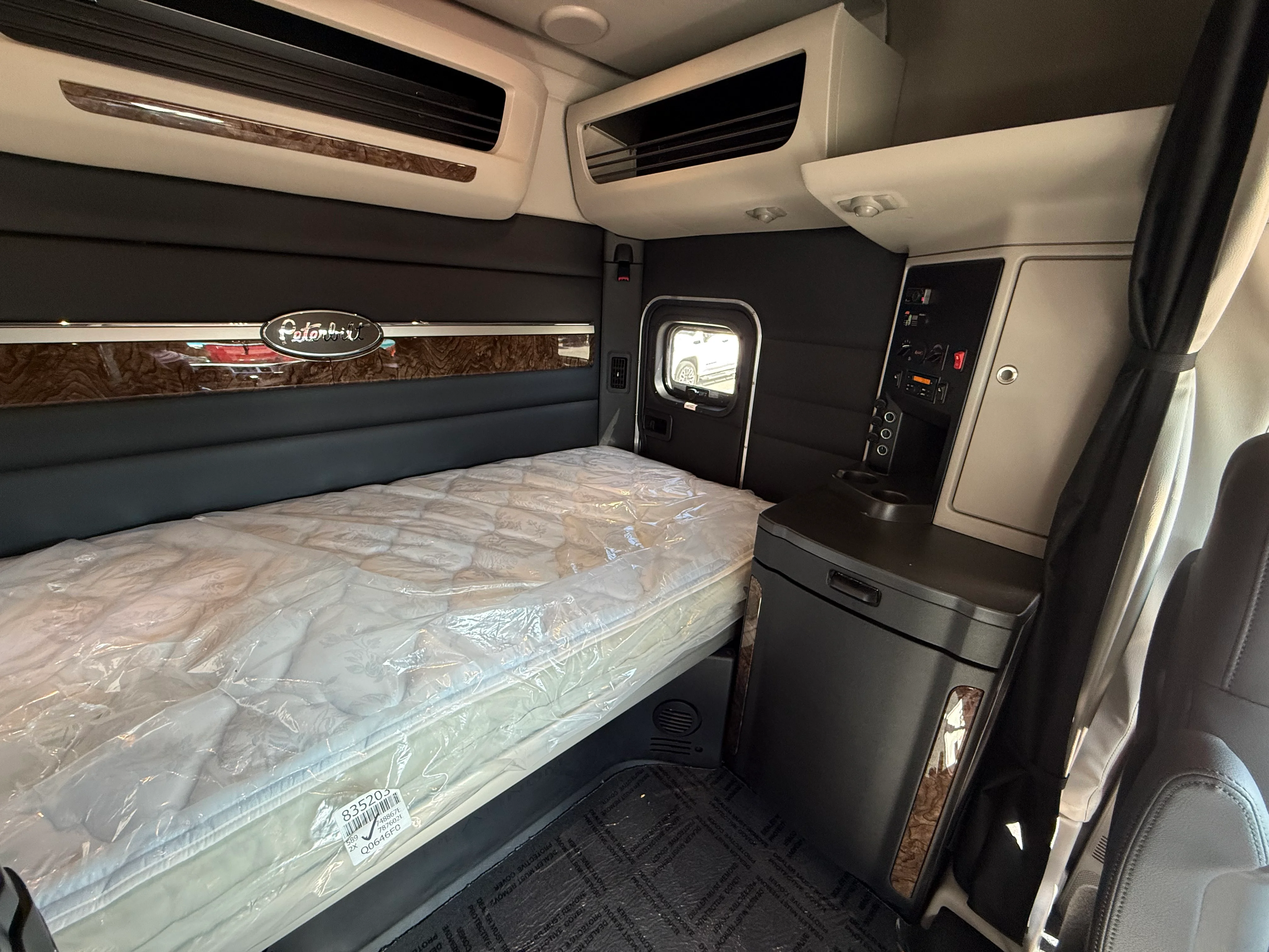 2027 Peterbilt 589 — photo 15