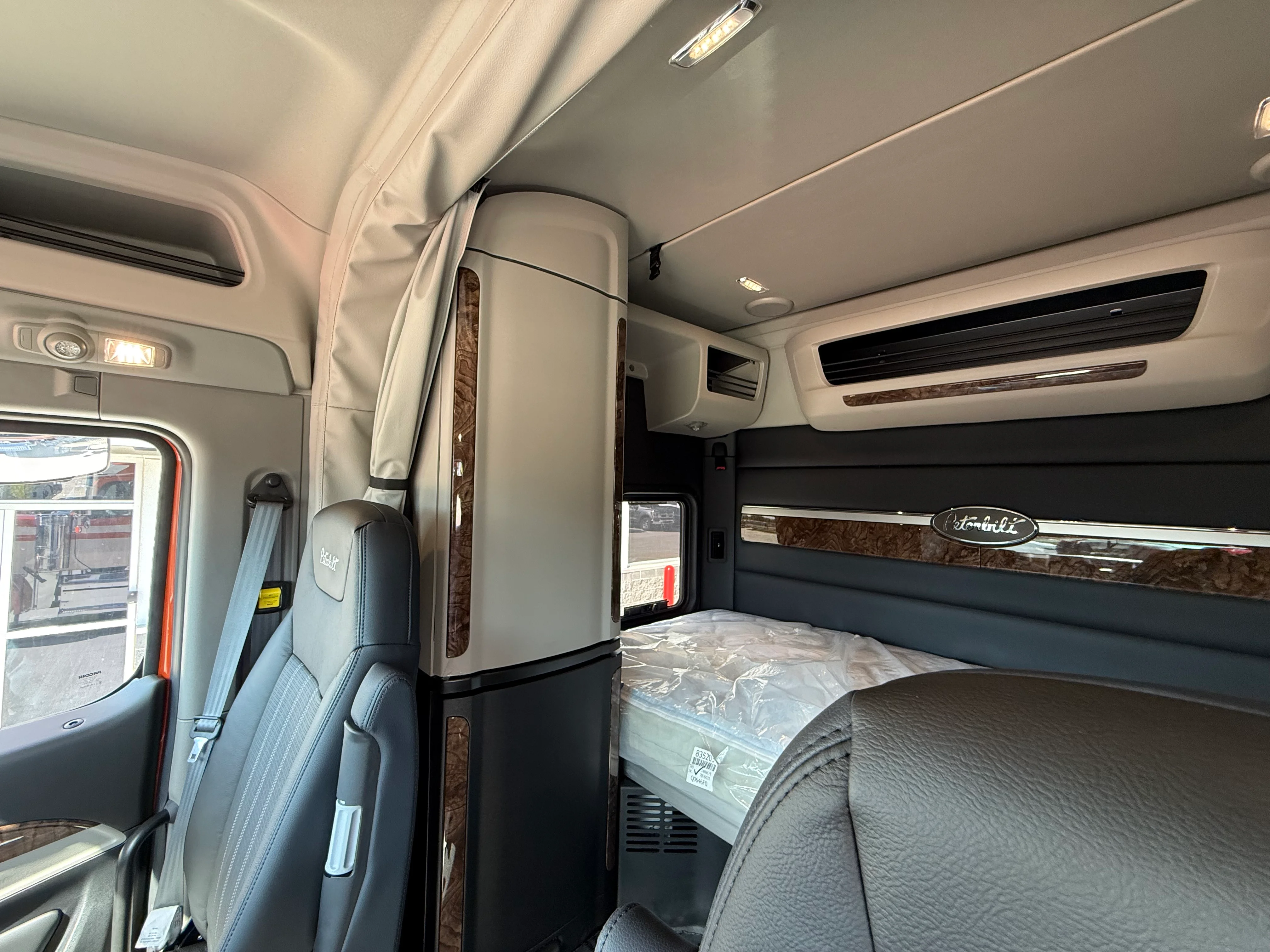 2027 Peterbilt 589 — photo 14