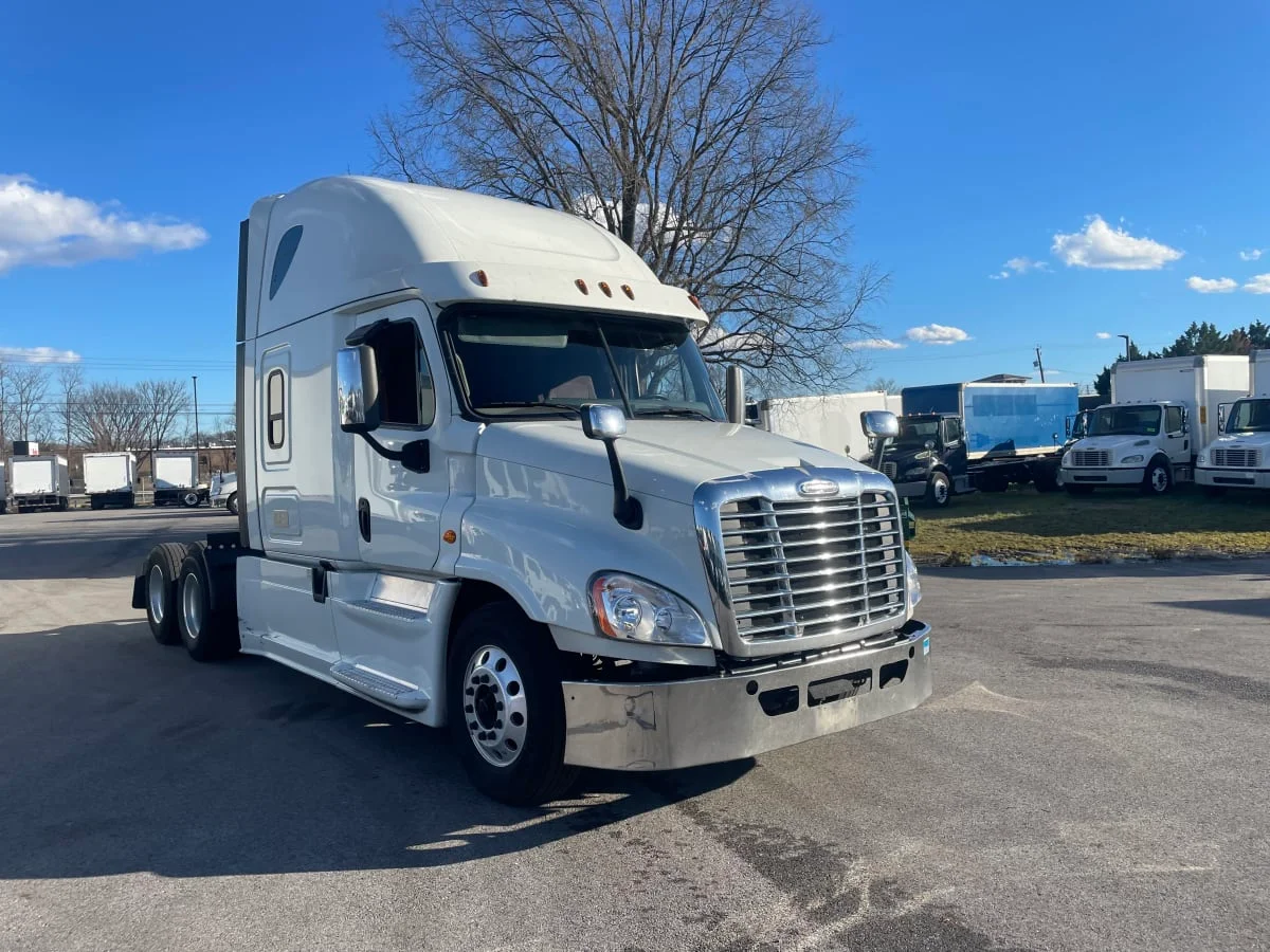 2019 Freightliner Cascadia - image 3