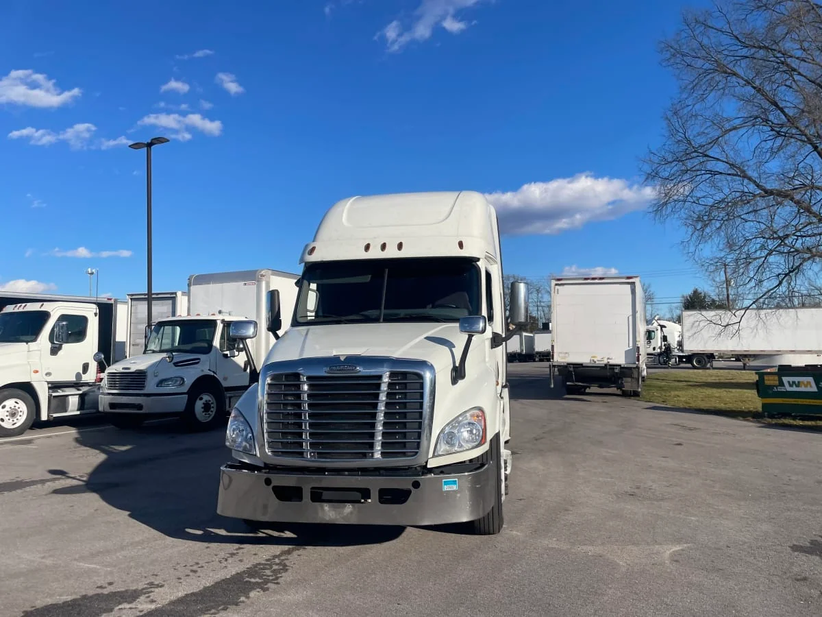 2019 Freightliner Cascadia - image 2