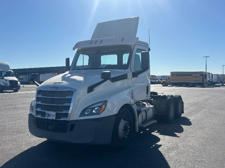 2019 Freightliner Cascadia - image 3